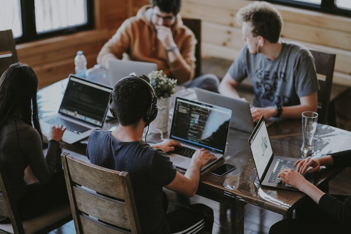 Команда Genesis Systems за работой